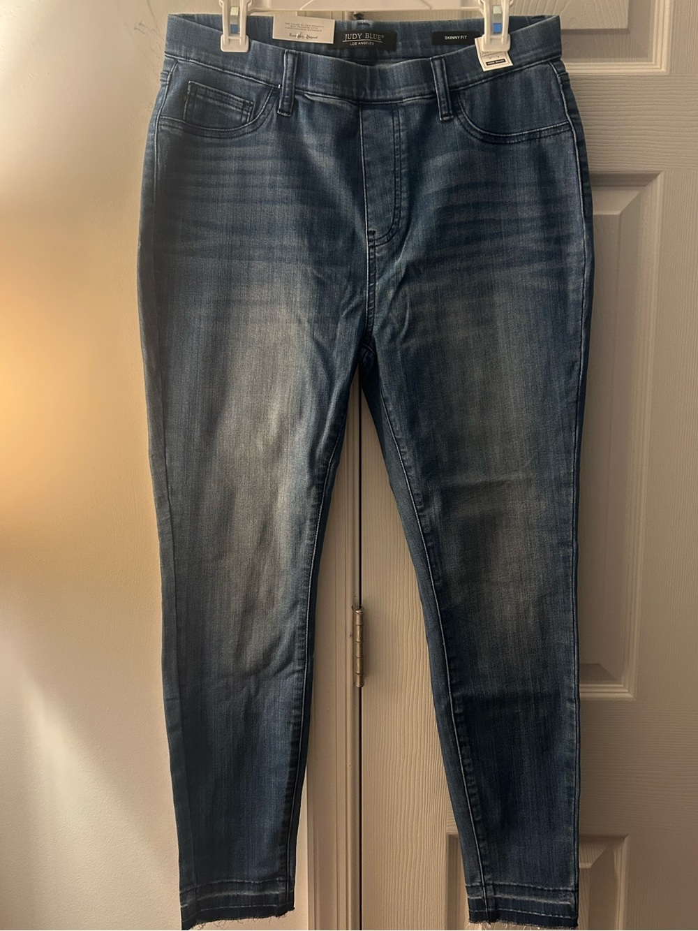 Judy Blue Women's Skinny Jeans in Medium Blue Wash - Picture 3 of 8
